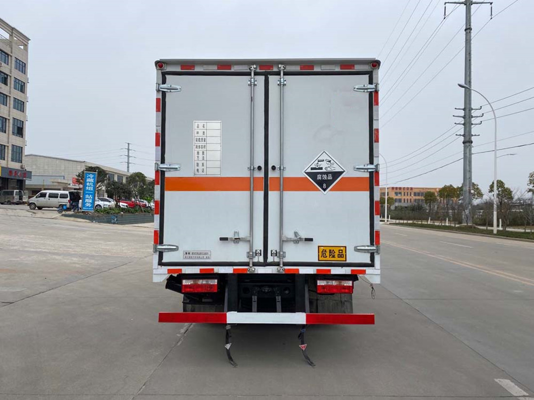 東風(fēng)多利卡D7腐蝕性物品廂式運(yùn)輸車(chē)